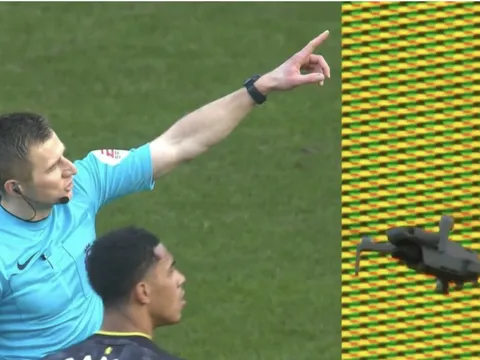 Sự cố khiến trận đấu ở Premier League bị hoãn hơn 10 phút