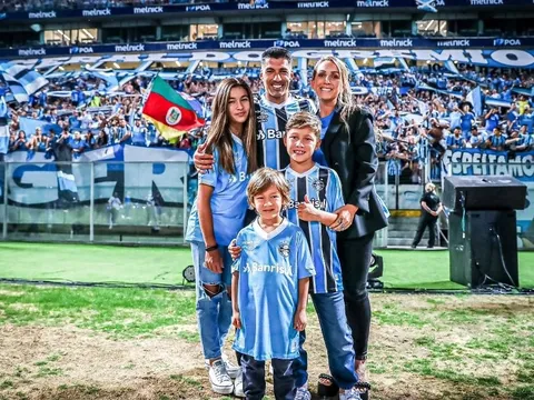 Suarez bật khóc trước 60.000 CĐV đội bóng mới