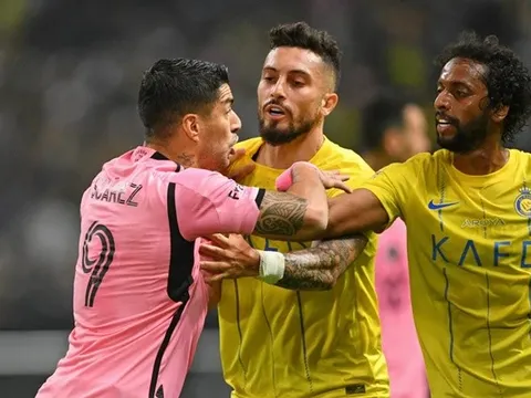 Suarez nóng máu; Busquets đẩy mặt đối thủ