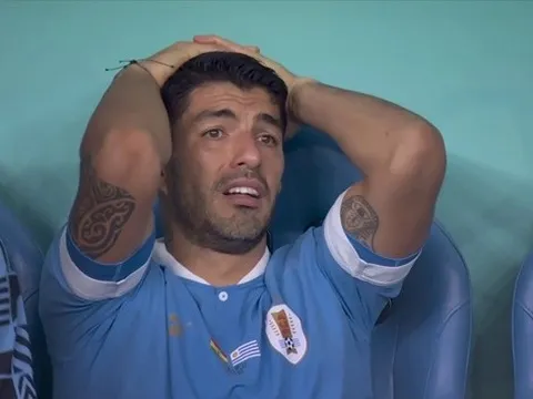Suarez khóc nức nở, Evra thổi bùng dư luận vì một hành động