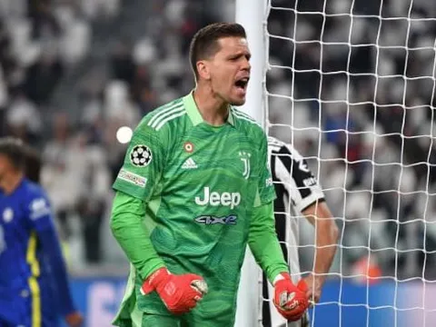 Szczesny: 'May mà năm nay chúng tôi chưa bị trừ 10 điểm'