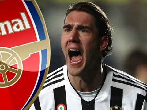 CĐV Arsenal chế nhạo Vlahovic sau khi Juventus bị trừ điểm