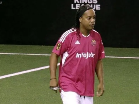 Ronaldinho từ chối chạy sút phạt đền khi đá sân 7
