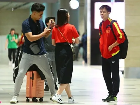 Văn Toàn được an ủi ở sân bay Singapore