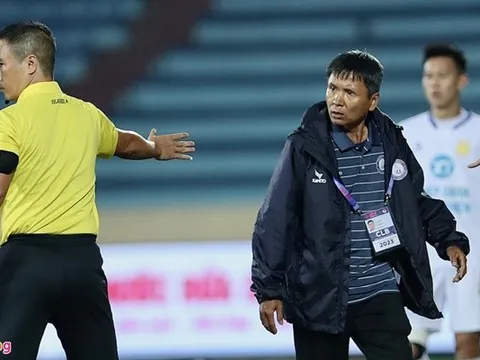 HLV Khánh Hòa: ‘Trọng tài không thể sai lộ liễu thế được’