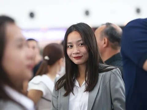 Thanh Nhã, Hoàng Thị Loan diện vest cực xinh đi World Cup