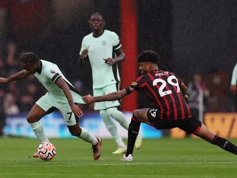 'Sterling lẽ ra phải sút thay vì chuyền'