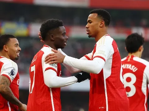 Bàn của Saka giúp Arsenal chạm mốc khủng trong năm 2023