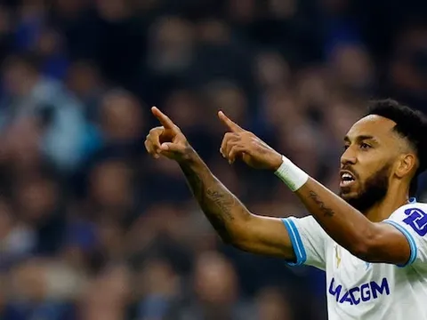 Ngả mũ với Aubameyang