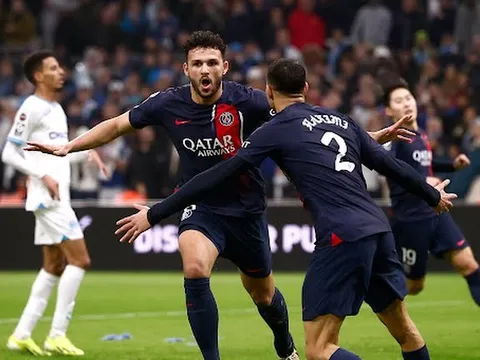 PSG thi đấu với 10 người vẫn không thể cản