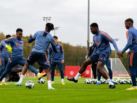 Tái đấu Villa, Man Utd trình làng cầu thủ mới toanh trên sân tập