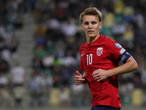 Tài năng 18 tuổi làm lu mờ Martin Odegaard