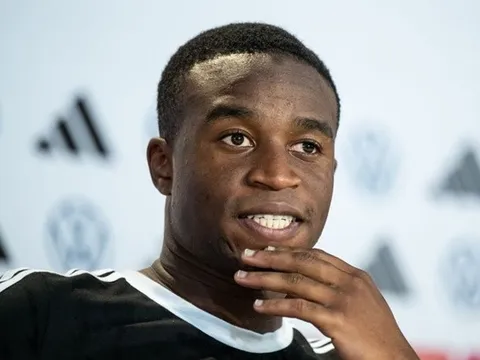 Tài năng lịch sử phá vỡ im lặng về tin đồn đến Man Utd