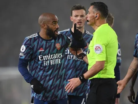 Tại sao Alexandre Lacazette tức giận sau bàn thắng của Bukayo Saka?