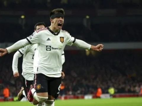 Tại sao Carragher phải nhận sai về Lisandro Martinez?