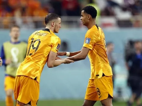 Tại sao Weghorst phù hợp với M.U hơn Gakpo?