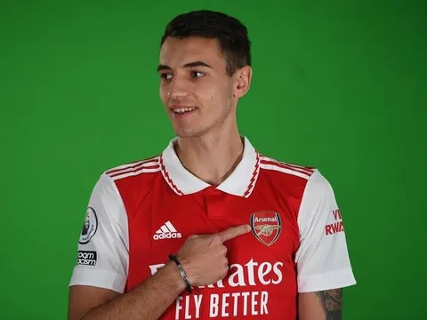 Tân binh 22 tuổi bảnh bao ra mắt Pháo thủ