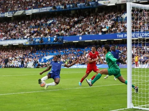 Tân binh ghi bàn, Chelsea nhọc nhằn chia điểm với Liverpool