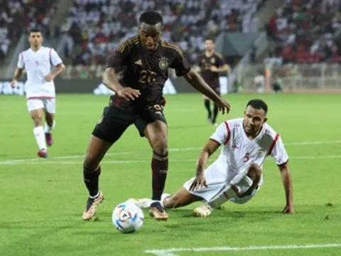 Tân binh nổ súng, Đức thắng chật vật trước giờ G