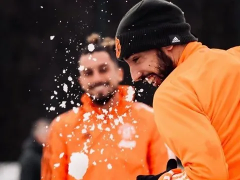 Tập luyện giữa tuyết trắng xóa, dàn sao Man Utd như trẻ lại