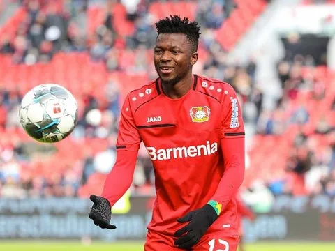 Đá tảng mở cờ trong bụng khi được Arsenal liên hệ