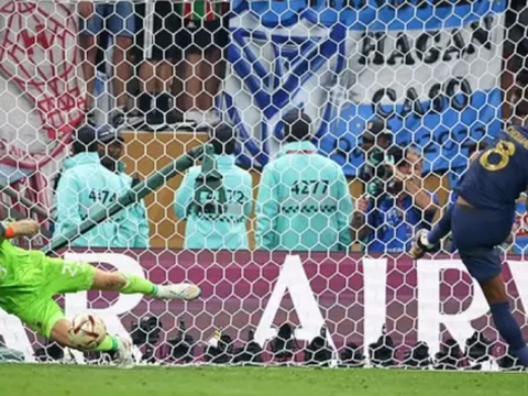 Tchouameni ngấm đòn tâm lý chiến của Emiliano Martinez