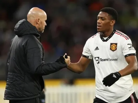 Đồng điệu với Joel Glazer, Ten Hag tránh được sai lầm của Mourinho