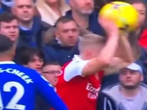 Tệ chưa từng có, Zinchenko bị chế nhạo không thương tiếc