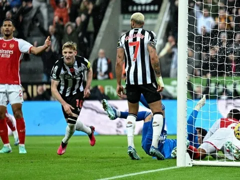 VAR có sai lầm khi khiến Arsenal thua Newcastle?