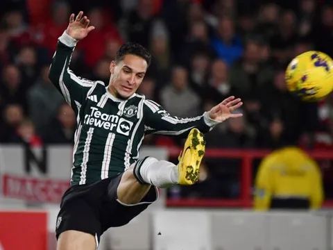 Man Utd choáng váng với Antony