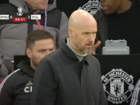 Ten Hag bực tức ném kẹo cao su, sao M.U lập tức 'lên đồng'