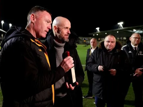 Ten Hag có hành động đẹp với HLV đối thủ