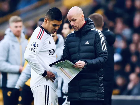 Ten Hag đưa ra chỉ đạo cho Casemiro trước khi Rashford ghi bàn