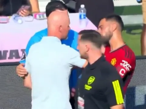 Ten Hag đứng hình tích tắc vì hành động của Bruno