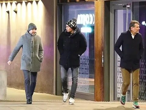 Ten Hag gây bùng nổ, xuất hiện bên cạnh Van Persie