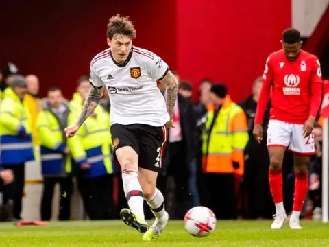 Ten Hag giải thích cho quyết định đổi chỗ Maguire và Lindelof