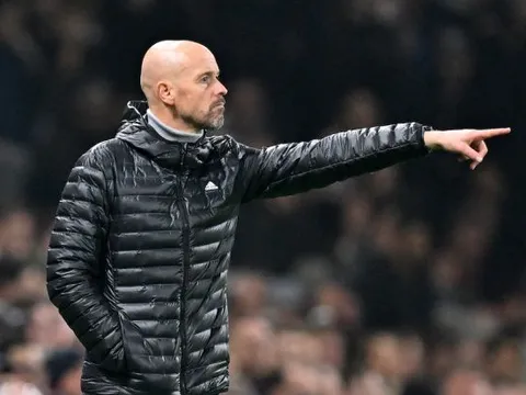 Ten Hag giải thích quyết định lạ với Casemiro đá trung vệ