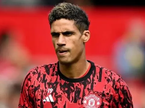 Ten Hag hé lộ tình hình của Varane