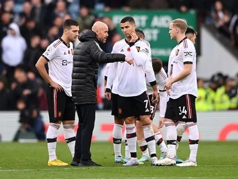 Ten Hag lý giải cho hành động đặc biệt ở trận Aston Villa
