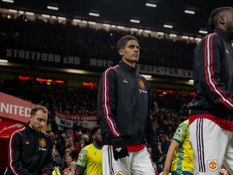 Ten Hag ngả mũ với Raphael Varane