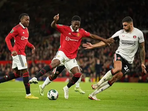 Ten Hag nói lý do để nhạc trưởng 17 tuổi đá chính