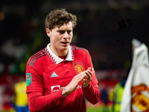Ten Hag nói rõ lý do dùng Lindelof ở vị trí tiền vệ