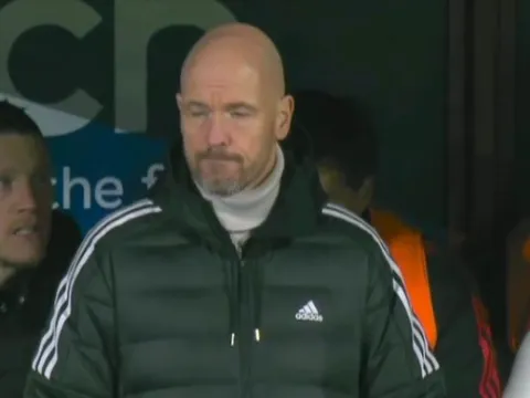 Ten Hag phản ứng khi Casemiro nhận thẻ vàng