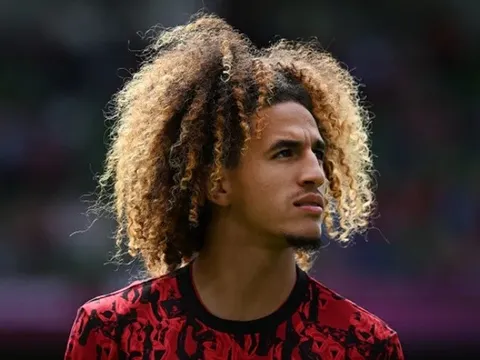 Ten Hag ra mặt thuyết phục 'ngọc quý' Man Utd