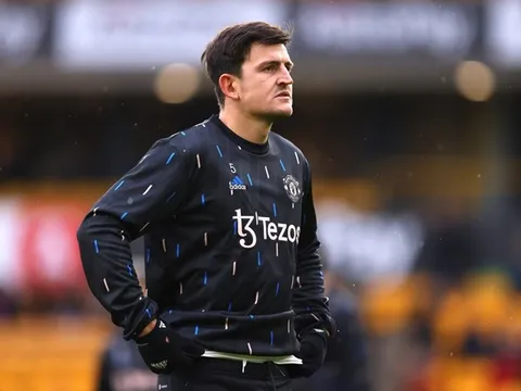 Ten Hag thẳng tay, Ferdinand và Carragher đã đúng về Maguire