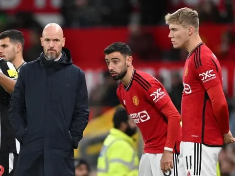 Ten Hag thật may vì vẫn còn "tinh thần" Sir Alex