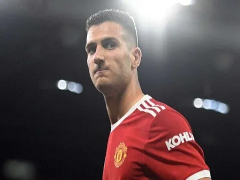 Fan Arsenal cư xử tệ hại, Diogo Dalot hành động đẳng cấp