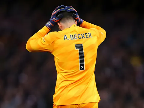 Thảm họa phòng ngự, Arsenal áp sát Liverpool