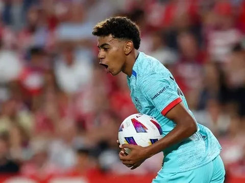 Thần đồng Barca hành động đẳng cấp với Joao Felix