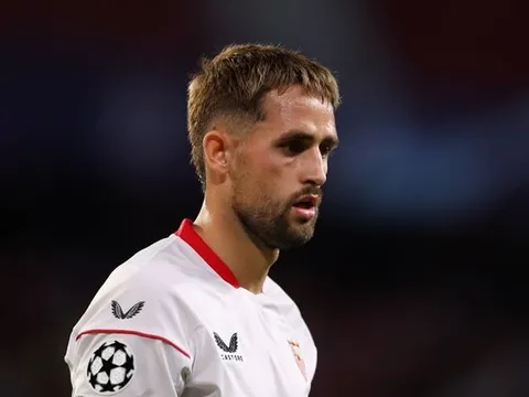 Thần đồng một thời của Man Utd lận đận